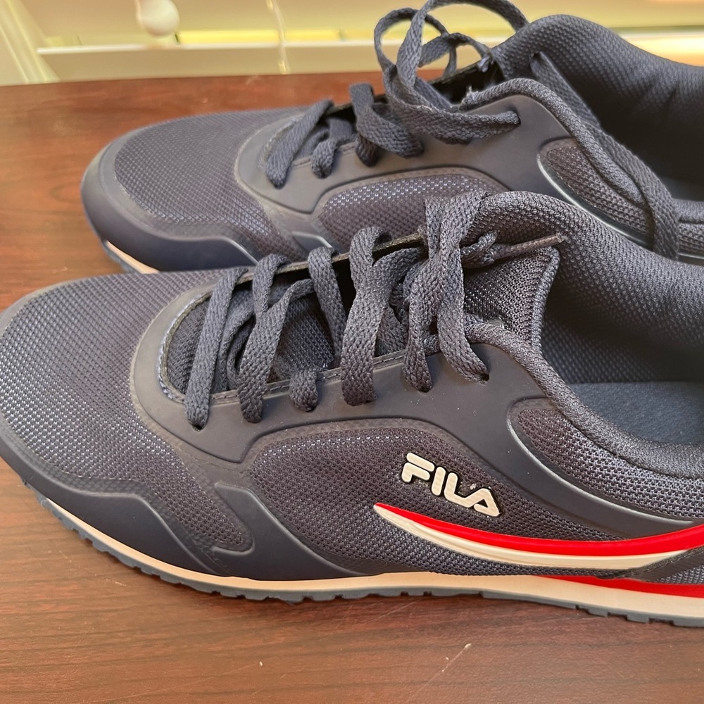 Brand new mens FILA tennis shoe